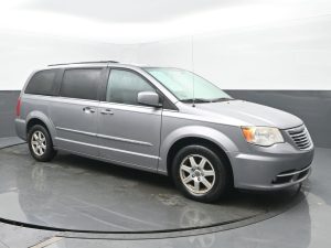 Used 2013 Chrysler Town & Country Touring — thumbnail 1
