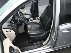 Used 2013 Chrysler Town & Country Touring — thumbnail 12