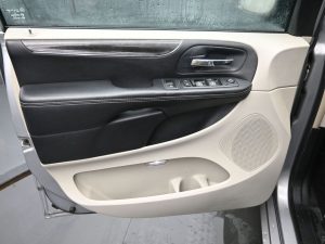 Used 2013 Chrysler Town & Country Touring — thumbnail 13