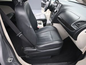 Used 2013 Chrysler Town & Country Touring — thumbnail 18