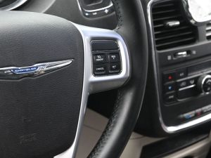 Used 2013 Chrysler Town & Country Touring — thumbnail 25